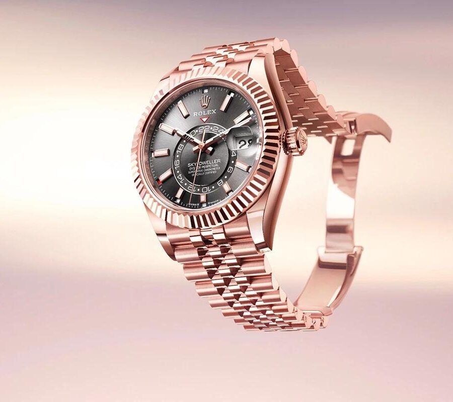 Roségouden herenhorloge met geribbelde bezel