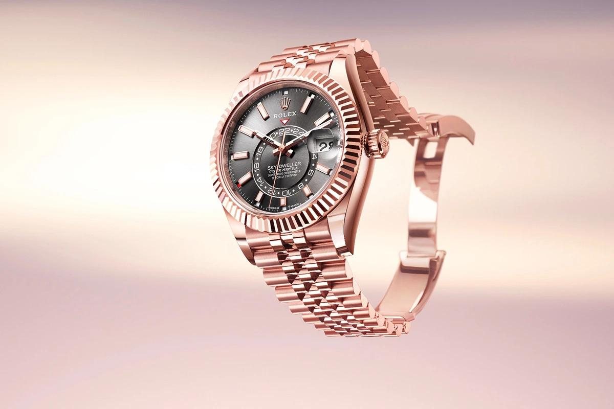 Roségouden herenhorloge met geribbelde bezel